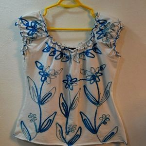 Very attractive Top in blue and white
